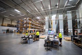 Cariste déplaçant des marchandises dans un entrepôt logistique