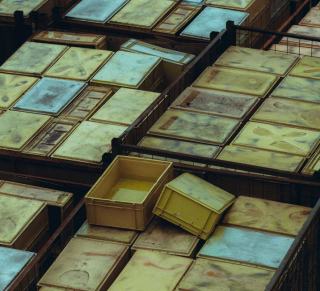 Photo d'illustration : des bacs de composants alignés le long d'une ligne de fabrication