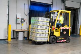 Cariste déplaçant des marchandises dans un entrepôt logistique